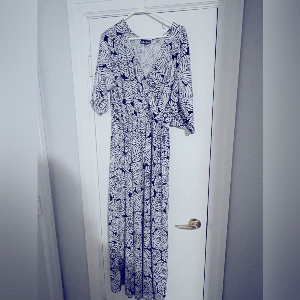 Black & White Floral Stunner